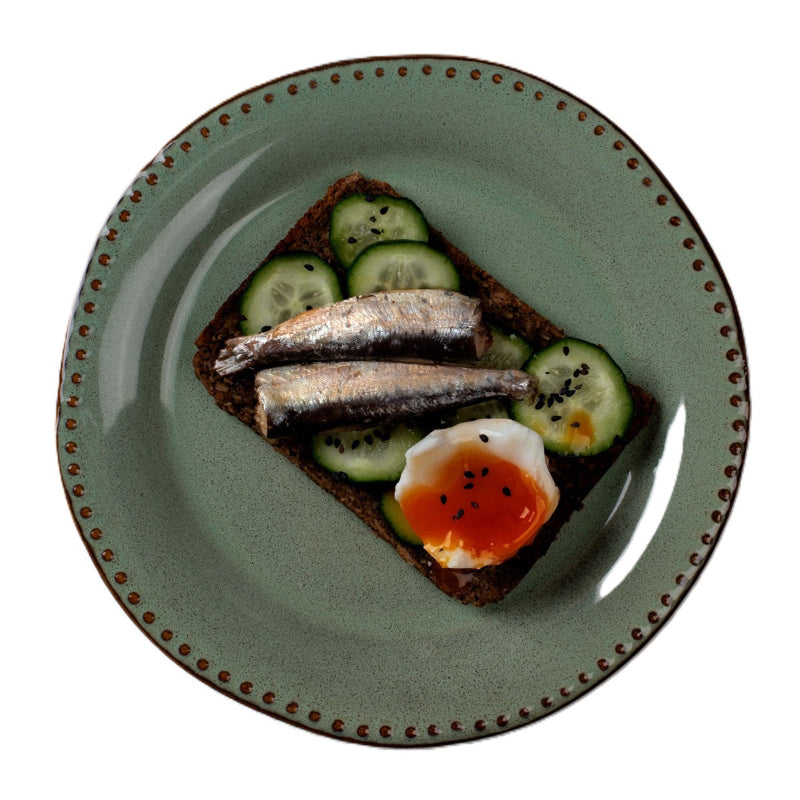 Patiekalas su mažomis sardinėmis ekologiškame pirmo šalto spaudimo alyvuogių aliejuje su ekologišku Čili pipiru (BIO), agurku ir skystai virtu kiaušiniu | Maria Organic